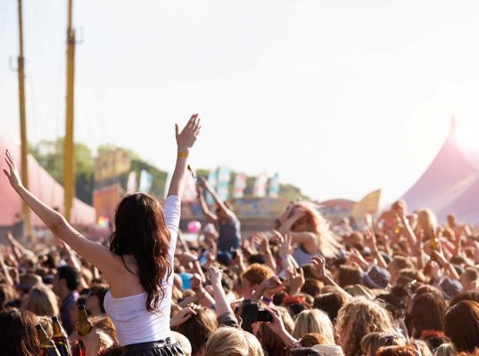 crowds-enjoying-themselves-at-outdoor-music-P4CNS8V.jpg
